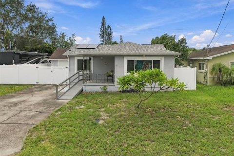 Villa ou maison à Tampa, Floride 4 chambres, 135.64 m2 № 2406567