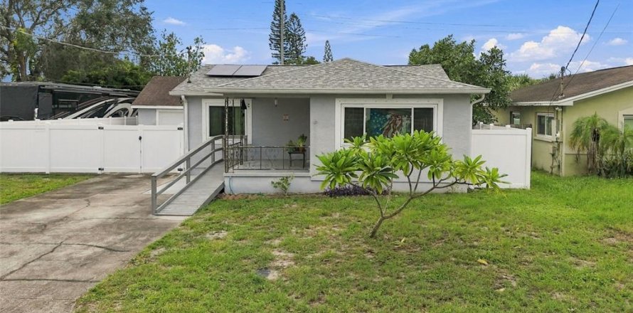 Villa ou maison à Tampa, Floride 4 chambres, 135.64 m2 № 2406567