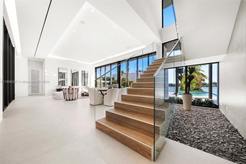 Casa en venta en Miami, Florida, 6 dormitorios, 436.92 m2 № 1450432 - foto 14