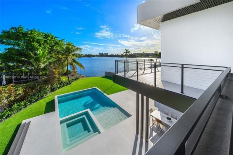 Casa en venta en Miami, Florida, 6 dormitorios, 436.92 m2 № 1450432 - foto 6