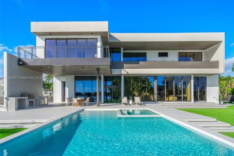 Casa en venta en Miami, Florida, 6 dormitorios, 436.92 m2 № 1450432 - foto 1