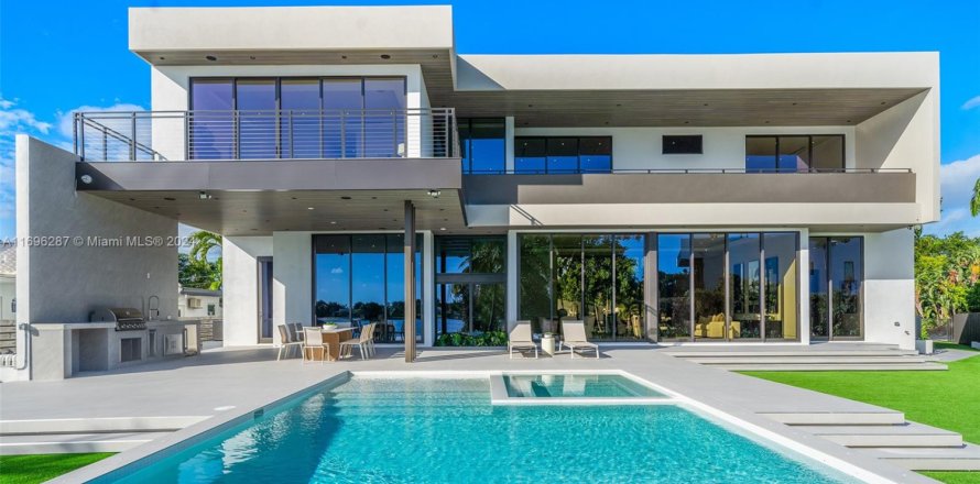 Casa en Miami, Florida 6 dormitorios, 436.92 m2 № 1450432