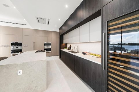 Casa en venta en Miami, Florida, 6 dormitorios, 436.92 m2 № 1450432 - foto 22