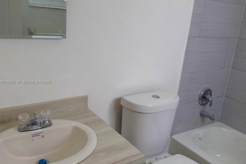 Propiedad comercial en venta en Fort Lauderdale, Florida, 225.1 m2 № 2152455 - foto 8