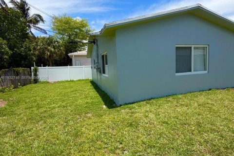 Propiedad comercial en venta en Fort Lauderdale, Florida, 225.1 m2 № 2152455 - foto 16