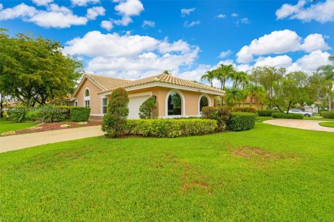 House in Coral Springs, Florida 5 bedrooms, 232.81 sq.m. № 1686148 - photo 1