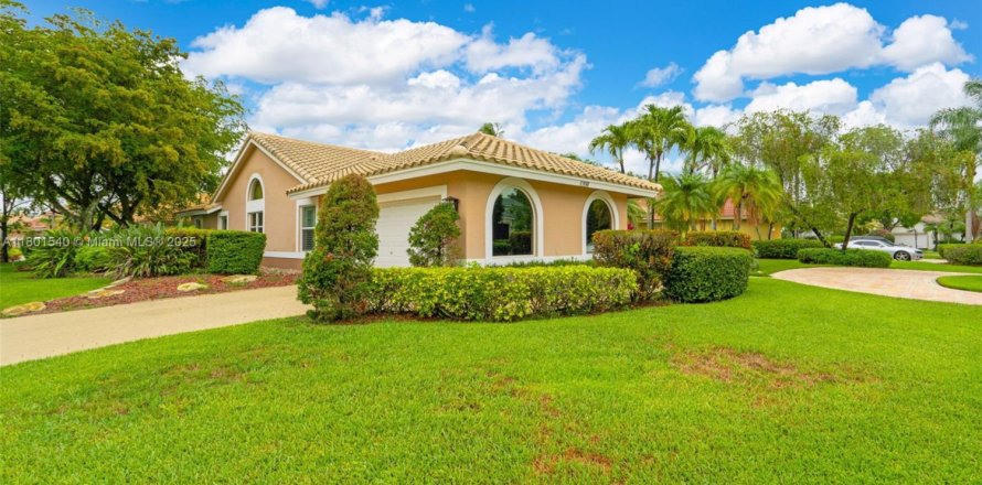 House in Coral Springs, Florida 5 bedrooms, 232.81 sq.m. № 1686148