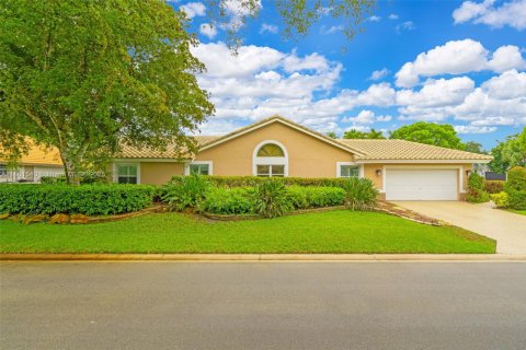 House in Coral Springs, Florida 5 bedrooms, 232.81 sq.m. № 1686148 - photo 2
