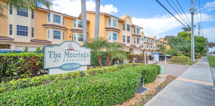 Adosado en Hollywood, Florida 3 dormitorios, 166.95 m2 № 996470
