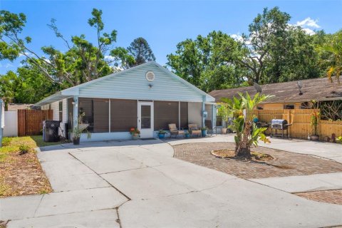 House in Tampa, Florida 3 bedrooms, 148.46 sq.m. № 1637113 - photo 1