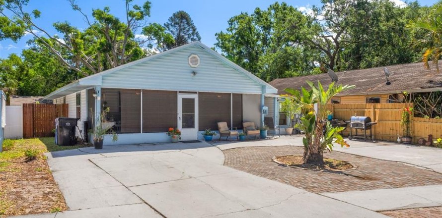 House in Tampa, Florida 3 bedrooms, 148.46 sq.m. № 1637113