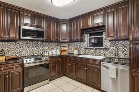 House in Tampa, Florida 3 bedrooms, 148.46 sq.m. № 1637113 - photo 7