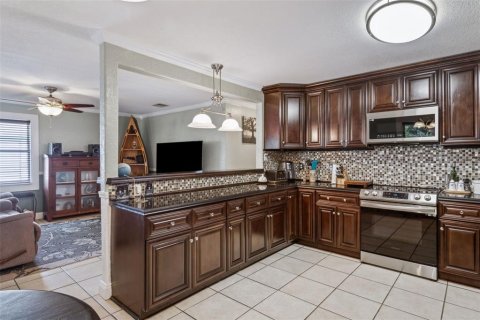 House in Tampa, Florida 3 bedrooms, 148.46 sq.m. № 1637113 - photo 6