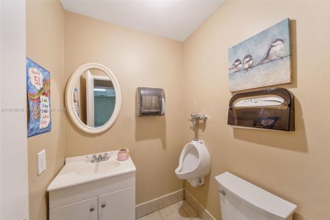 Propiedad comercial en venta en Hialeah, Florida № 1775254 - foto 12