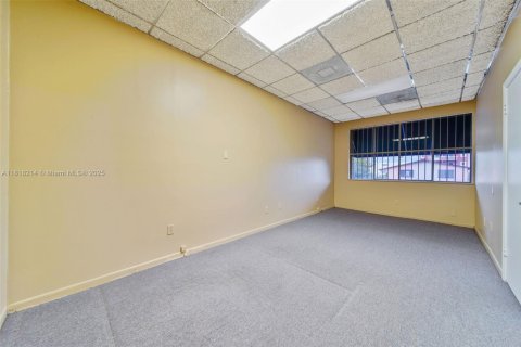 Propiedad comercial en venta en Hialeah, Florida № 1775254 - foto 27