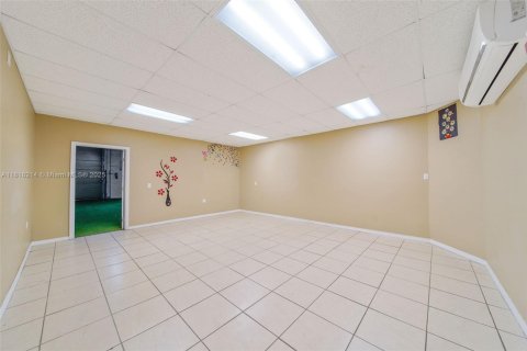 Propiedad comercial en venta en Hialeah, Florida № 1775254 - foto 18