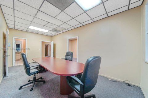 Propiedad comercial en venta en Hialeah, Florida № 1775254 - foto 28
