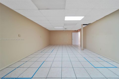 Propiedad comercial en venta en Hialeah, Florida № 1775254 - foto 13