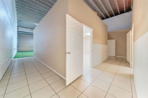 Propiedad comercial en venta en Hialeah, Florida № 1775254 - foto 19