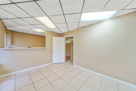 Propiedad comercial en venta en Hialeah, Florida № 1775254 - foto 8