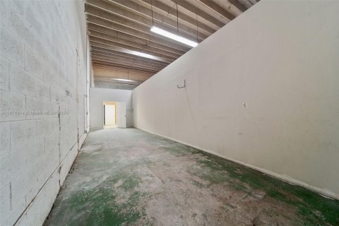 Propiedad comercial en venta en Hialeah, Florida № 1775254 - foto 24