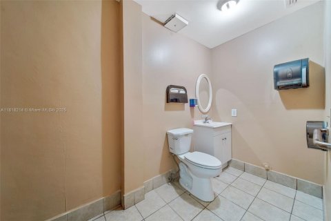 Propiedad comercial en venta en Hialeah, Florida № 1775254 - foto 11