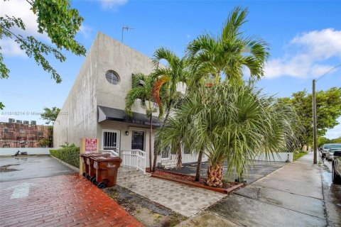 Propiedad comercial en venta en Hialeah, Florida № 1775254 - foto 2
