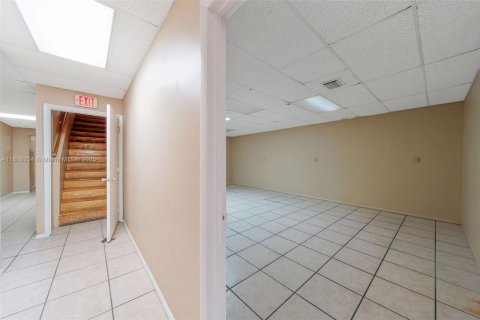 Propiedad comercial en venta en Hialeah, Florida № 1775254 - foto 14