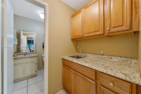 Propiedad comercial en venta en Hialeah, Florida № 1775254 - foto 30