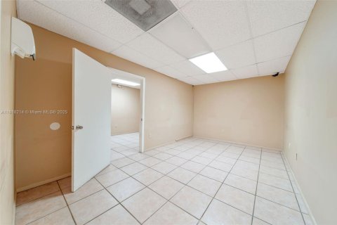 Propiedad comercial en venta en Hialeah, Florida № 1775254 - foto 17