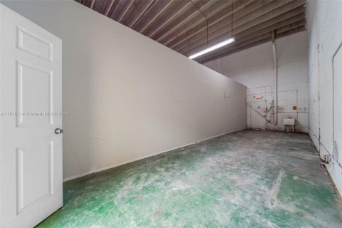 Propiedad comercial en venta en Hialeah, Florida № 1775254 - foto 23