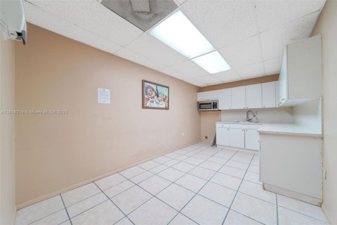 Propiedad comercial en venta en Hialeah, Florida № 1775254 - foto 20