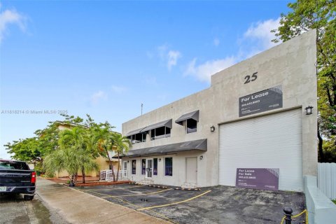 Propiedad comercial en venta en Hialeah, Florida № 1775254 - foto 1