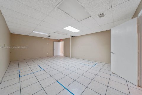 Propiedad comercial en venta en Hialeah, Florida № 1775254 - foto 22