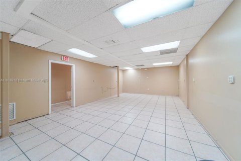 Propiedad comercial en venta en Hialeah, Florida № 1775254 - foto 15