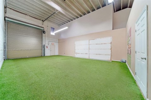 Propiedad comercial en venta en Hialeah, Florida № 1775254 - foto 7