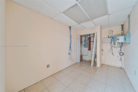 Propiedad comercial en venta en Hialeah, Florida № 1775254 - foto 16