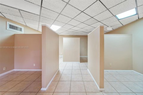 Propiedad comercial en venta en Hialeah, Florida № 1775254 - foto 9