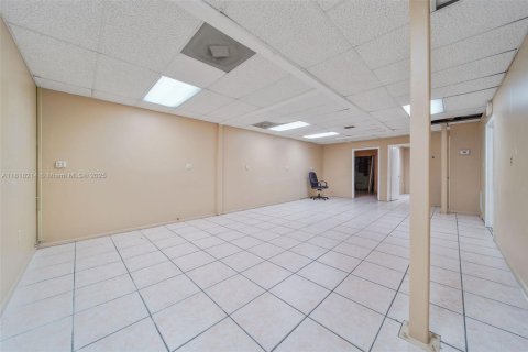 Propiedad comercial en venta en Hialeah, Florida № 1775254 - foto 21