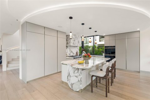 Купить виллу или дом в Майами-Бич, Флорида 8 спален, 690.08м2, № 1970324 - фото 30