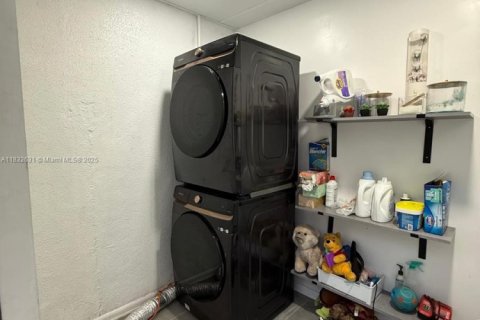 Casa en venta en Hollywood, Florida, 5 dormitorios, 155.15 m2 № 1934600 - foto 27