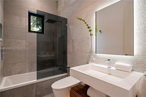 Casa en venta en Miami, Florida, 5 dormitorios, 466.74 m2 № 2248538 - foto 29