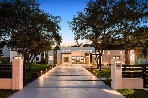 House in Miami, Florida 5 bedrooms, 466.74 sq.m. № 2248538