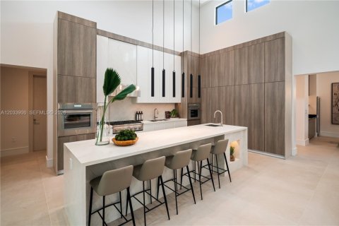Casa en venta en Miami, Florida, 5 dormitorios, 466.74 m2 № 2248538 - foto 14