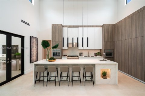 Casa en venta en Miami, Florida, 5 dormitorios, 466.74 m2 № 2248538 - foto 15