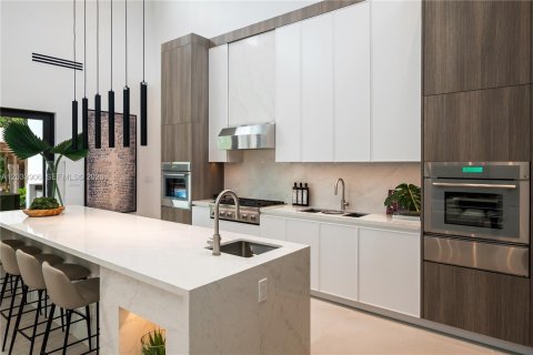 Casa en venta en Miami, Florida, 5 dormitorios, 466.74 m2 № 2248538 - foto 16