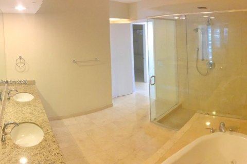Copropriété à louer à Hallandale Beach, Floride: 3 chambres, 144.37 m2 № 2378381 - photo 15