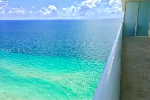 Copropriété à louer à Hallandale Beach, Floride: 3 chambres, 144.37 m2 № 2378381 - photo 17
