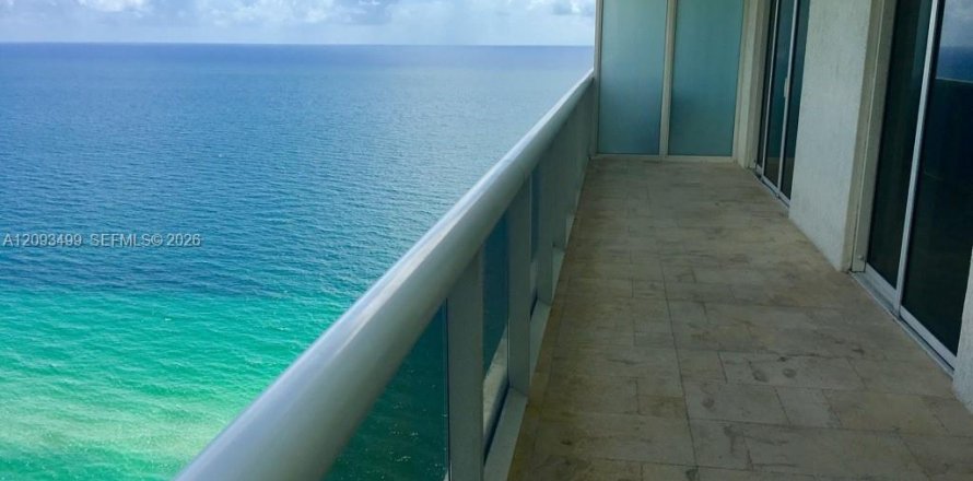 Condo à Hallandale Beach, Floride, 3 chambres  № 2378381