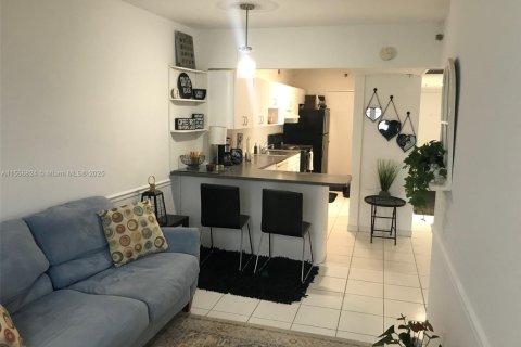 Condominio en alquiler en Miami Beach, Florida, 1 dormitorio, 51.1 m2 № 1963063 - foto 2